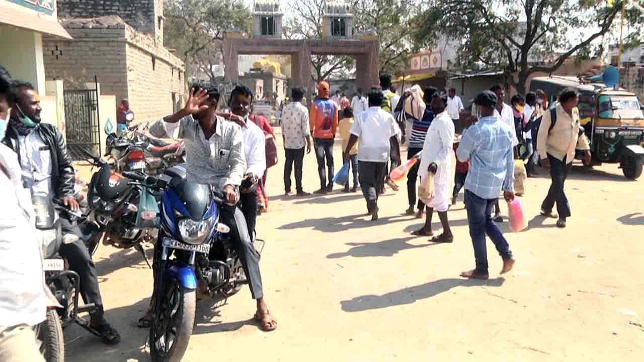 ಜಾತ್ರೆ ರದ್ದಾದರೂ ಮೈಲಾರಲಿಂಗೇಶ್ವರನ ದರ್ಶನಕ್ಕೆ ಬರುತ್ತಿರುವ ಭಕ್ತರು: ಲಾಠಿ ಹಿಡಿದ ಎಸ್​ಪಿ