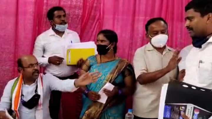 ಬಾಯಿ ಮುಚ್ಚಿಕೊಳ್ಳಿ, ಅಧಿಕ ಪ್ರಸಂಗ ಮಾಡಬೇಡ; ಮೈಸೂರಿನಲ್ಲಿ ಚೆಸ್ಕಾಂ ಅಧಿಕಾರಿ ವಿರುದ್ಧ ಶಾಸಕ ಡಾ.ಯತೀಂದ್ರ ಸಿದ್ದರಾಮಯ್ಯ ಗರಂ! ವಿಡಿಯೋ ಇದೆ ಬಾಯಿ ಮುಚ್ಚಿಕೊಳ್ಳಿ, ಅಧಿಕ ಪ್ರಸಂಗ ಮಾಡಬೇಡ; ಮೈಸೂರಿನಲ್ಲಿ ಚೆಸ್ಕಾಂ ಅಧಿಕಾರಿ ವಿರುದ್ಧ ಶಾಸಕ ಡಾ.ಯತೀಂದ್ರ ಸಿದ್ದರಾಮಯ್ಯ ಗರಂ! ವಿಡಿಯೋ ಇದೆ