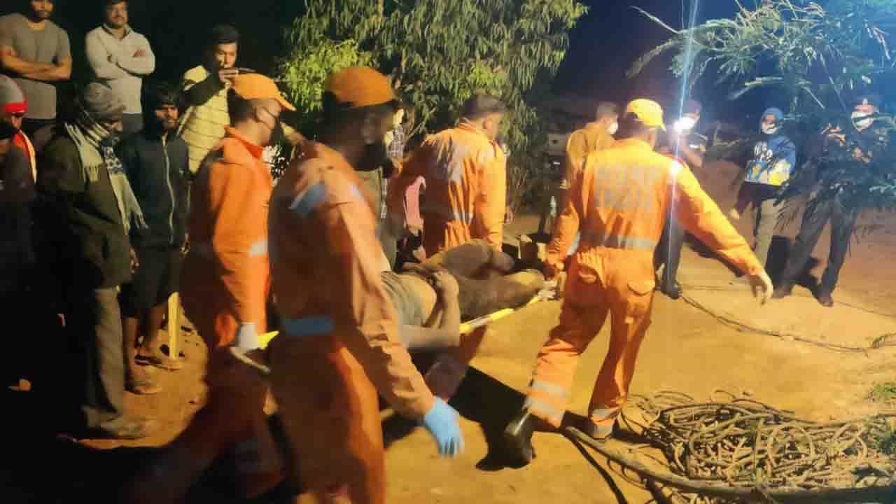 ಬಾವಿಗೆ ಬಿದ್ದಿದ್ದ ಮೊಬೈಲ್ ತೆಗೆಯಲು ಹೋಗಿ ಪ್ರಾಣ ಕಳೆದು ಕೊಂಡ ಯುವಕ; 65 ಅಡಿ ಆಳದ ಕಿರು ಬಾವಿಯಲ್ಲಿ ಉಸಿರುಗಟ್ಟಿ ಸಾವು ಬಾವಿಗೆ ಬಿದ್ದಿದ್ದ ಮೊಬೈಲ್ ತೆಗೆಯಲು ಹೋಗಿ ಪ್ರಾಣ ಕಳೆದು ಕೊಂಡ ಯುವಕ; 65 ಅಡಿ ಆಳದ ಕಿರು ಬಾವಿಯಲ್ಲಿ ಉಸಿರುಗಟ್ಟಿ ಸಾವು