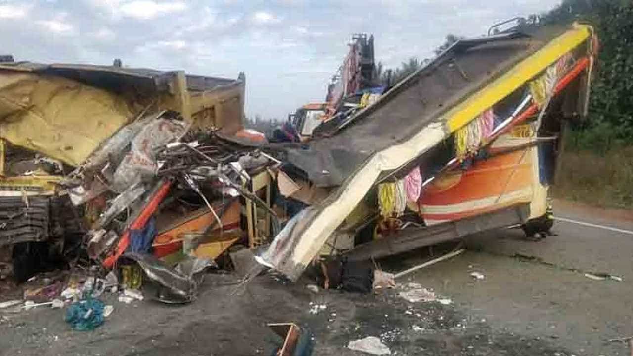 Dharwad road accident: ಧಾರವಾಡ ಭೀಕರ ರಸ್ತೆ ಅಪಘಾತಕ್ಕೆ ಒಂದು ವರ್ಷ; ಇನ್ನೂ ಮುಗಿಯದ ರಸ್ತೆ ಅಗಲೀಕರಣ ಕಾಮಗಾರಿ Dharwad road accident: ಧಾರವಾಡ ಭೀಕರ ರಸ್ತೆ ಅಪಘಾತಕ್ಕೆ ಒಂದು ವರ್ಷ; ಇನ್ನೂ ಮುಗಿಯದ ರಸ್ತೆ ಅಗಲೀಕರಣ ಕಾಮಗಾರಿ