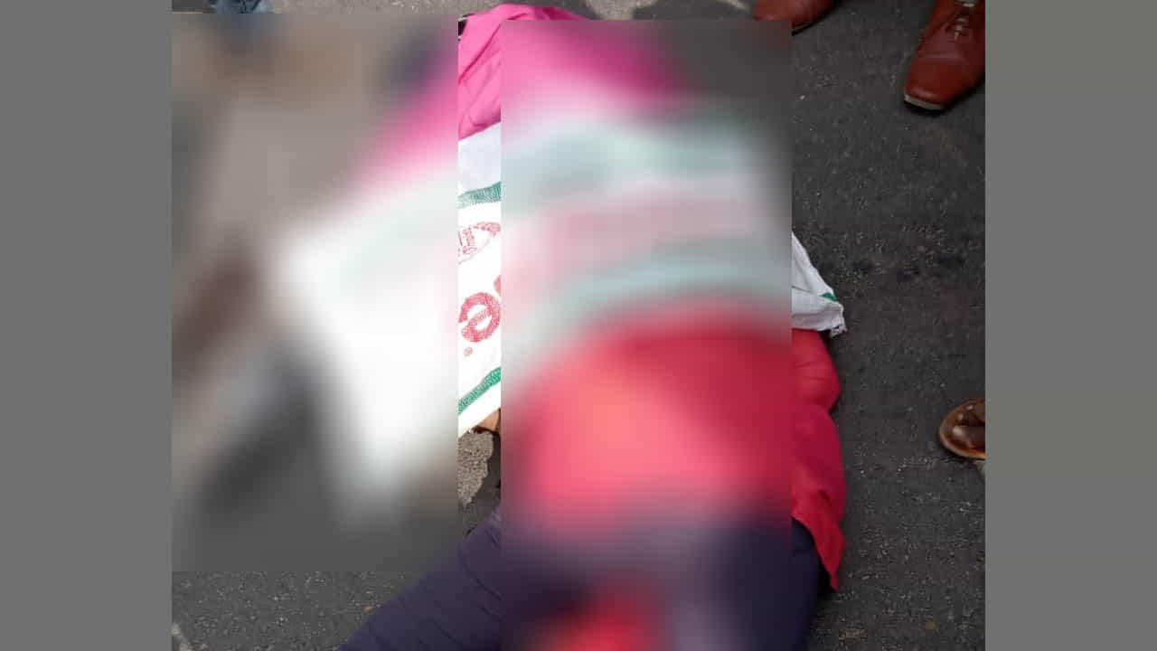ಬೆಂಗಳೂರಿನಲ್ಲಿ ರಸ್ತೆ ಗುಂಡಿಗೆ ಮತ್ತೊಂದು ಬಲಿ; ಆಯತಪ್ಪಿ ಬಿದ್ದಿದ್ದ ಮಹಿಳೆ ಮೇಲೆ ಹರಿದ ಲಾರಿ ಬೆಂಗಳೂರಿನಲ್ಲಿ ರಸ್ತೆ ಗುಂಡಿಗೆ ಮತ್ತೊಂದು ಬಲಿ; ಆಯತಪ್ಪಿ ಬಿದ್ದಿದ್ದ ಮಹಿಳೆ ಮೇಲೆ ಹರಿದ ಲಾರಿ