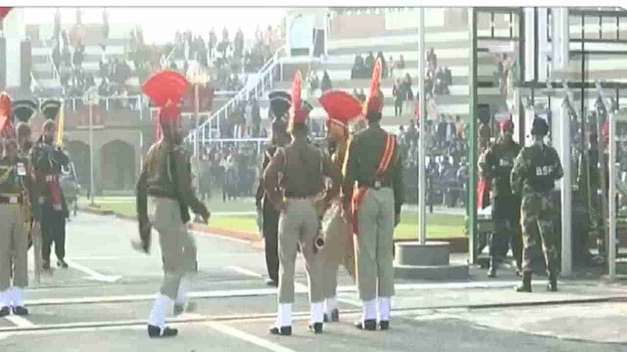 Beating Retreat ceremony ಅಟ್ಟಾರಿ-ವಾಘಾ ಗಡಿಯಲ್ಲಿ ಬೀಟಿಂಗ್ ರಿಟ್ರೀಟ್; ವಿಡಿಯೊ ನೋಡಿ