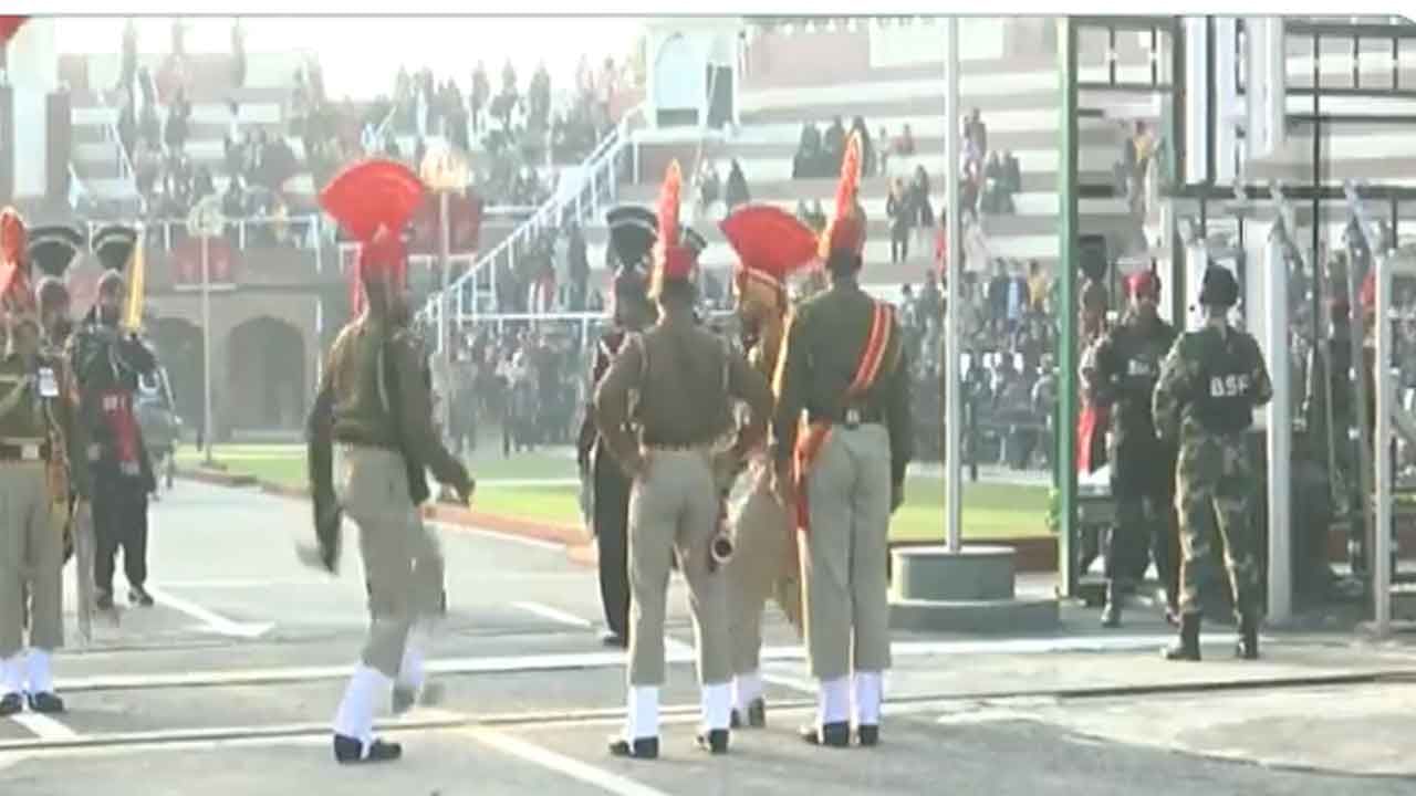 Beating Retreat ceremony ಅಟ್ಟಾರಿ-ವಾಘಾ ಗಡಿಯಲ್ಲಿ ಬೀಟಿಂಗ್ ರಿಟ್ರೀಟ್; ವಿಡಿಯೊ ನೋಡಿ