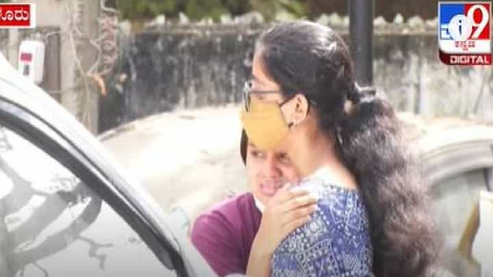 ಬೆಂಗಳೂರಿನಲ್ಲಿ ರಸ್ತೆ ಗುಂಡಿಗೆ ಮತ್ತೊಂದು ಜೀವ ಬಲಿ; ಬಿಕ್ಕಿ ಬಿಕ್ಕಿ ಅತ್ತ ಕುಟುಂಬಸ್ಥರು ಬೆಂಗಳೂರಿನಲ್ಲಿ ರಸ್ತೆ ಗುಂಡಿಗೆ ಮತ್ತೊಂದು ಜೀವ ಬಲಿ; ಬಿಕ್ಕಿ ಬಿಕ್ಕಿ ಅತ್ತ ಕುಟುಂಬಸ್ಥರು