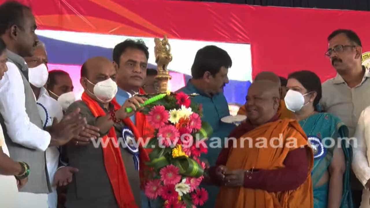 ರಾಮನಗರದಲ್ಲಿ ಸಿಎಂ ಬೊಮ್ಮಾಯಿ ಮುಂದೆ ಡಿಕೆ ಡಿಕೆ ಎಂದು ಘೋಷಣೆ! ದಲಿತ ಮುಖಂಡರಿಂದ ಕಪ್ಪು ಪಟ್ಟಿ ಪ್ರದರ್ಶನ ರಾಮನಗರದಲ್ಲಿ ಸಿಎಂ ಬೊಮ್ಮಾಯಿ ಮುಂದೆ ಡಿಕೆ ಡಿಕೆ ಎಂದು ಘೋಷಣೆ! ದಲಿತ ಮುಖಂಡರಿಂದ ಕಪ್ಪು ಪಟ್ಟಿ ಪ್ರದರ್ಶನ