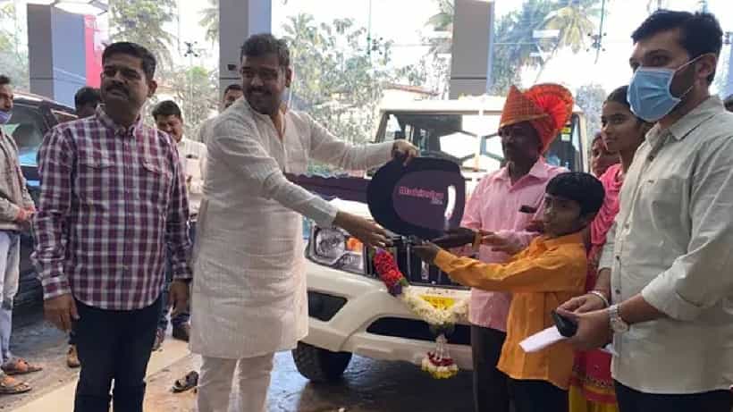 ಗುಜರಿ ವಸ್ತುಗಳಿಂದ ತಯಾರಾದ ವಾಹನ ಖರೀದಿಸಿ ಹೊಸ ಬೊಲೆರೋ ಉಡುಗೊರೆಯಾಗಿ ನೀಡಿದ ಆನಂದ್ ಮಹೀಂದ್ರಾ