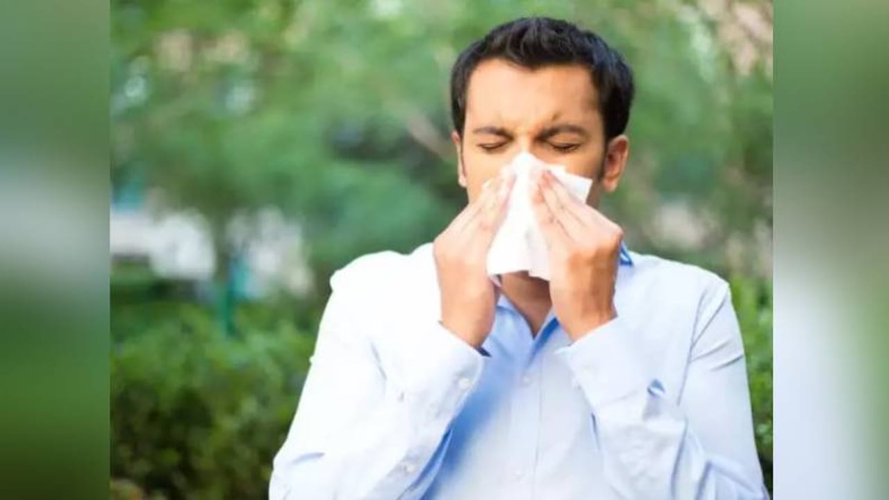 ಕಾರಣಗಳು:
ಕೋವಿಡ್-19 ಮತ್ತು ಫ್ಲೂ ಎರಡೂ ಸೋಂಕುಗಳು ಎರಡು ವಿಭಿನ್ನ ರೀತಿಯ ವೈರಸ್ಗಳಿಂದ ಉಂಟಾಗುತ್ತದೆ. ಫ್ಲೂ ಇನ್ಫ್ಲುಯೆನ್ಸ A ಮತ್ತು B ವೈರಸ್ಗಳಿಂದ ಉಂಟಾಗುತ್ತದೆ. ಎರಡರಲ್ಲಿ, ಇನ್ಫ್ಲುಯೆನ್ಸ, ಎ ವೈರಸ್ ಚಳಿಗಾಲದಲ್ಲಿ ಹೆಚ್ಚಿನ ಸಂದರ್ಭಗಳಲ್ಲಿ ಜ್ವರಕ್ಕೆ ಕಾರಣವಾಗಿದೆ ಏಕೆಂದರೆ ಇದು ಹೆಚ್ಚು ಸಾಂಕ್ರಾಮಿಕವಾಗಿದೆ. ಮತ್ತೊಂದೆಡೆ, ಕೋವಿಡ್ -19 ತೀವ್ರವಾದ ಉಸಿರಾಟದ ತೊಂದರೆಗೆ ಕೊರೊನಾವೈರಸ್ 2 (SARS-CoV-2) ವೈರಸ್ ಉಂಟಾಗುತ್ತದೆ.