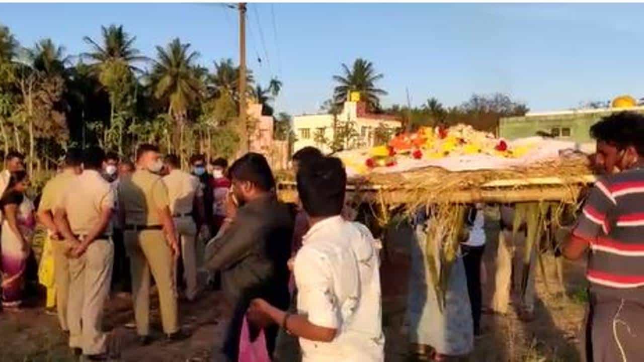 ಅಂತ್ಯಸಂಸ್ಕಾರಕ್ಕೆ ಅಡ್ಡಿ: ಜಮೀನು ಮಾಲೀಕರ ಮನವೊಲಿಸುವಲ್ಲಿ ಯಶಸ್ವಿಯಾದ ಹಿಂದುಳಿದ ವರ್ಗ ಇಲಾಖೆ ಅಧಿಕಾರಿಗಳು ಅಂತ್ಯಸಂಸ್ಕಾರಕ್ಕೆ ಅಡ್ಡಿ: ಜಮೀನು ಮಾಲೀಕರ ಮನವೊಲಿಸುವಲ್ಲಿ ಯಶಸ್ವಿಯಾದ ಹಿಂದುಳಿದ ವರ್ಗ ಇಲಾಖೆ ಅಧಿಕಾರಿಗಳು