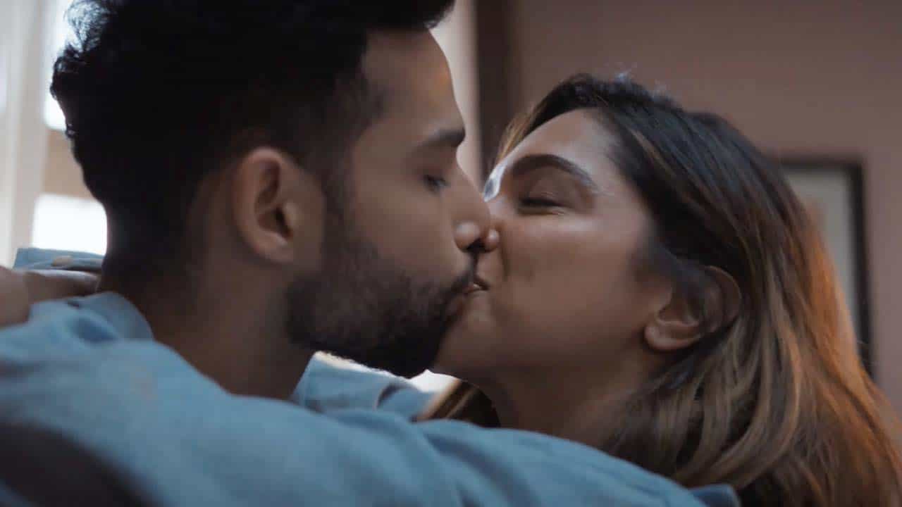 ಮದುವೆ ಬಳಿಕ ಸಾಕಷ್ಟು ಹೀರೋಯಿನ್ಗಳು ಮಡಿವಂತಿಕೆ ಮೆರೆಯುತ್ತಾರೆ. ಕಿಸ್ಸಿಂಗ್ ದೃಶ್ಯಗಳಲ್ಲಿ ನಟಿಸೋಕೆ ನಿರಾಕರಿಸುತ್ತಾರೆ. ಆದರೆ, ಇನ್ನು ಕೆಲವರು ಹಾಗಲ್ಲ. ಪಾತ್ರ ನಿಜಕ್ಕೂ ಅದನ್ನು ಬೇಡಿದರೆ ಹಸಿಬಿಸಿ ದೃಶ್ಯಗಳಲ್ಲಿ ನಟಿಸೋಕೂ ರೆಡಿ ಇರುತ್ತಾರೆ.