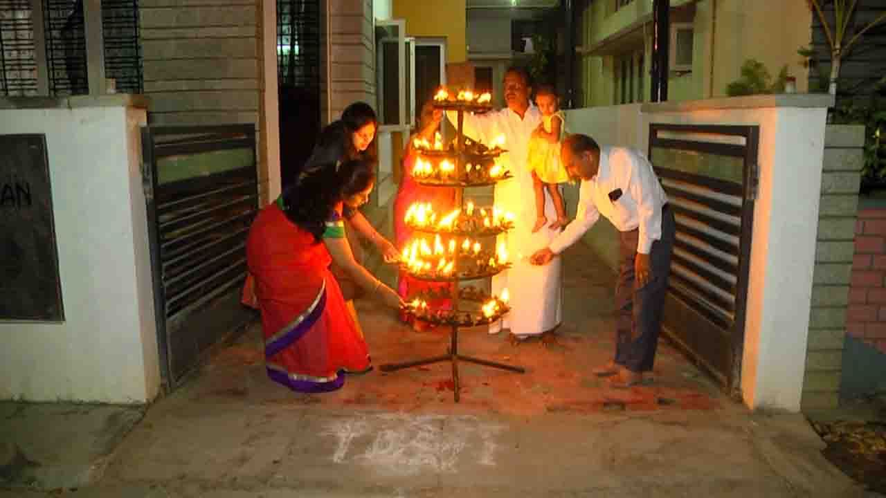 ಕೋಟೆನಾಡಿನಲ್ಲಿ ವಿಶೇಷ ಸಂಭ್ರಮ; ಮನೆ ಮನೆಗಳಲ್ಲಿ ದೀಪ ಹಚ್ಚಿ ಲಕ್ಷ ದೀಪೋತ್ಸವ ಆಚರಣೆ