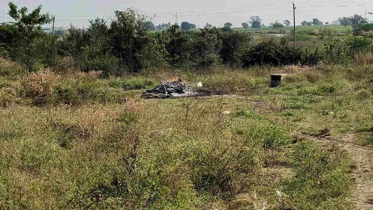 Mulgund Panchayath: ಗ್ರಾಮಸ್ಥರಿಂದ ಪಟ್ಟಣ ಪಂಚಾಯತ್ ಕಚೇರಿ ಮುಂದೆ ಶವಸಂಸ್ಕಾರ ಮಾಡುವ ಎಚ್ಚರಿಕೆ! Mulgund Panchayath: ಗ್ರಾಮಸ್ಥರಿಂದ ಪಟ್ಟಣ ಪಂಚಾಯತ್ ಕಚೇರಿ ಮುಂದೆ ಶವಸಂಸ್ಕಾರ ಮಾಡುವ ಎಚ್ಚರಿಕೆ!