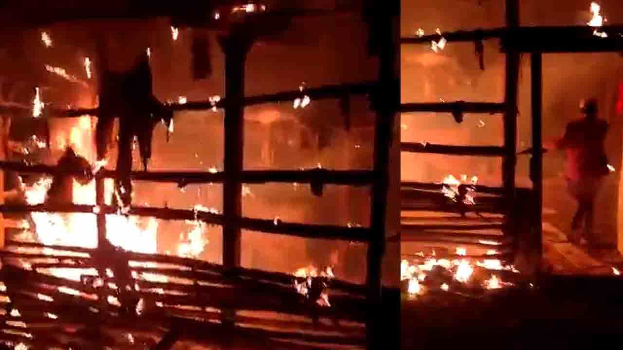 ಬೆಂಕಿ ಬಿದ್ದ ತೋಟದ ಮನೆಗೆ ನುಗ್ಗಿ ಜಾನುವಾರು ರಕ್ಷಣೆಗೆ ಹರಸಾಹಸಪಟ್ಟ ರೈತ ಬೆಂಕಿ ಬಿದ್ದ ತೋಟದ ಮನೆಗೆ ನುಗ್ಗಿ ಜಾನುವಾರು ರಕ್ಷಣೆಗೆ ಹರಸಾಹಸಪಟ್ಟ ರೈತ