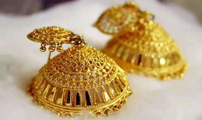 Gold and Silver Price: ಇಳಿಕೆಯತ್ತಲೇ ಸಾಗುತ್ತಿದೆ ಚಿನ್ನ, ಬೆಳ್ಳಿ ಬೆಲೆ; ಆಭರಣ ಖರೀದಿಸುವ ಬಯಕೆ ಇದ್ದರೆ ಇಲ್ಲಿದೆ ದರ ವಿವರ