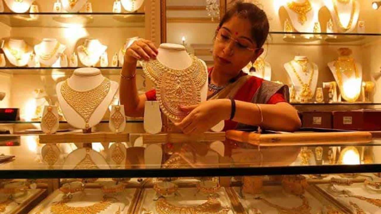 Gold and Silver Price: ಚಿನ್ನ, ಬೆಳ್ಳಿ ಬೆಲೆ ಏರಿಕೆ; ಕೂಡಿಟ್ಟ ಹಣದಲ್ಲಿ ಚಿನ್ನ ಖರೀದಿಸುವುದಾದರೆ ಇಲ್ಲಿದೆ ದರ ವಿವರ Gold and Silver Price: ಚಿನ್ನ, ಬೆಳ್ಳಿ ಬೆಲೆ ಏರಿಕೆ; ಕೂಡಿಟ್ಟ ಹಣದಲ್ಲಿ ಚಿನ್ನ ಖರೀದಿಸುವುದಾದರೆ ಇಲ್ಲಿದೆ ದರ ವಿವರ
