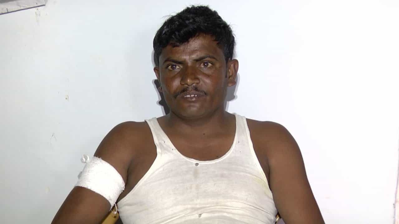 ಕೊಪ್ಪಳ: ಆರೋಗ್ಯ ಇಲಾಖೆ ಸಿಬ್ಬಂದಿ ಎಡವಟ್ಟು; ಲಸಿಕೆ ಪಡೆದ ಕೈ ಕಳೆದುಕೊಳ್ಳುವ ಸ್ಥಿತಿಗೆ ತಲುಪಿದ ವ್ಯಕ್ತಿ ಕೊಪ್ಪಳ: ಆರೋಗ್ಯ ಇಲಾಖೆ ಸಿಬ್ಬಂದಿ ಎಡವಟ್ಟು; ಲಸಿಕೆ ಪಡೆದ ಕೈ ಕಳೆದುಕೊಳ್ಳುವ ಸ್ಥಿತಿಗೆ ತಲುಪಿದ ವ್ಯಕ್ತಿ