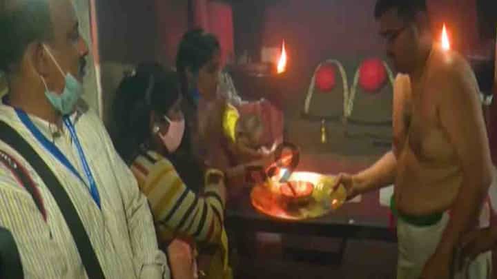 ಪ್ರತಿದಿನ ಹಾಸನಾಂಬೆ ದರ್ಶನ, ಪೂಜೆಗೆ ಭಕ್ತರ ವಿರೋಧ; ವಿವಾದದ ಸುಳಿಯಲ್ಲಿ ಸಿಲುಕಿದ ಶಕ್ತಿದೇವತೆ ಪ್ರತಿದಿನ ಹಾಸನಾಂಬೆ ದರ್ಶನ, ಪೂಜೆಗೆ ಭಕ್ತರ ವಿರೋಧ; ವಿವಾದದ ಸುಳಿಯಲ್ಲಿ ಸಿಲುಕಿದ ಶಕ್ತಿದೇವತೆ