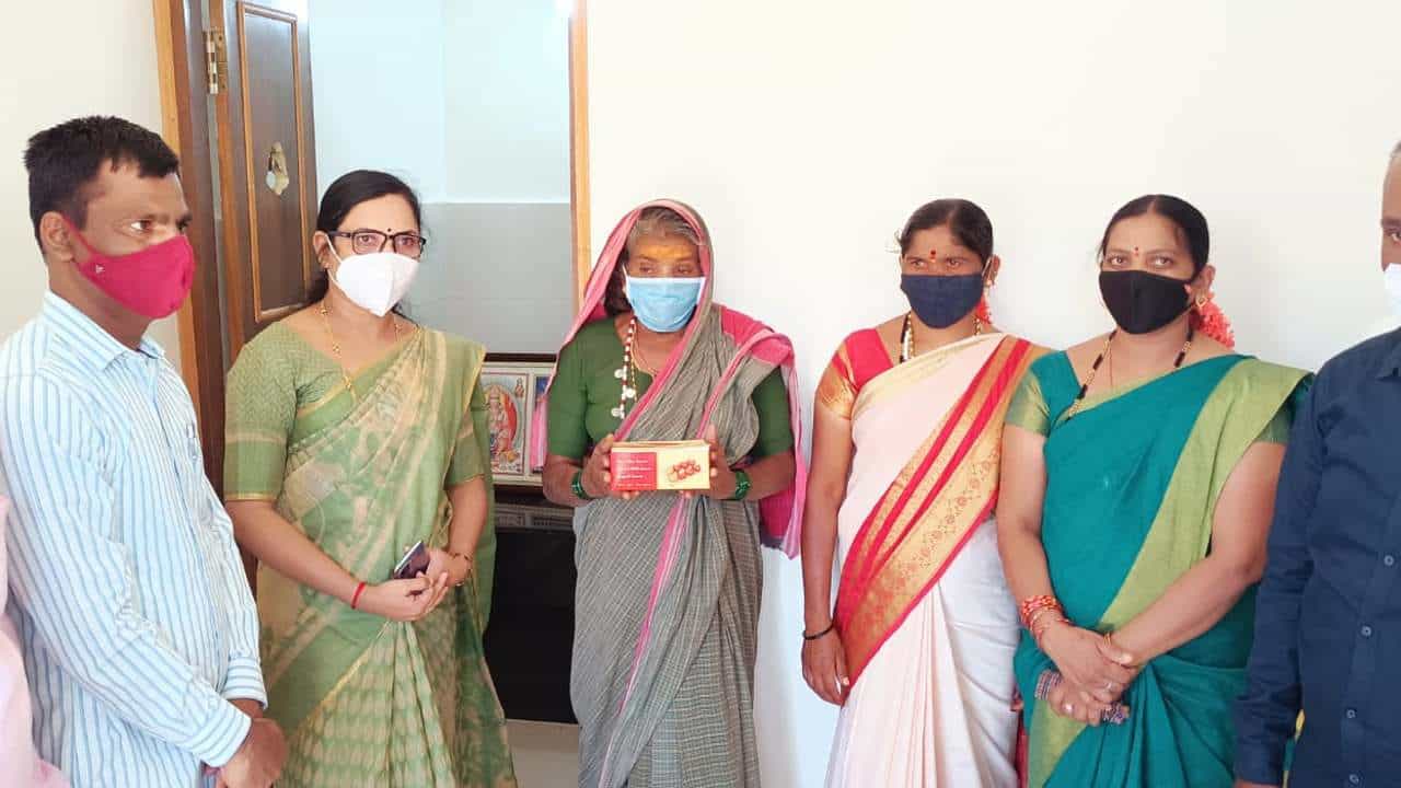 ಕೊಟ್ಟ ಮಾತು ಉಳಿಸಿಕೊಂಡ ಸಿಎಂ ಬಸವರಾಜ ಬೊಮ್ಮಾಯಿ; ಪ್ರವಾಹಕ್ಕೆ ಸೂರು ಕಳೆದುಕೊಂಡ ವೃದ್ಧೆಗೆ ನಾಲ್ಕೇ ತಿಂಗಳಲ್ಲಿ ಮನೆ ಕೊಟ್ಟ ಮಾತು ಉಳಿಸಿಕೊಂಡ ಸಿಎಂ ಬಸವರಾಜ ಬೊಮ್ಮಾಯಿ; ಪ್ರವಾಹಕ್ಕೆ ಸೂರು ಕಳೆದುಕೊಂಡ ವೃದ್ಧೆಗೆ ನಾಲ್ಕೇ ತಿಂಗಳಲ್ಲಿ ಮನೆ