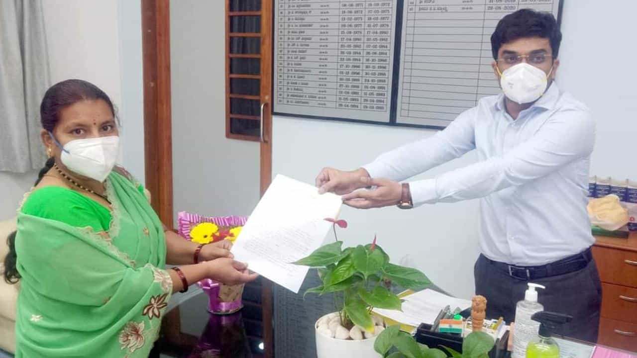 ಅನುಕಂಪದ ಆಧಾರದ ಮೇಲೆ ಎರಡೇ ದಿನದಲ್ಲಿ ಮಹಿಳೆಗೆ ನೌಕರಿ; ಮಾನವೀಯತೆ ಮೆರೆದ ಕಲಬುರಗಿ ಡಿಸಿಗೆ ಜನರ ಮೆಚ್ಚುಗೆ ಅನುಕಂಪದ ಆಧಾರದ ಮೇಲೆ ಎರಡೇ ದಿನದಲ್ಲಿ ಮಹಿಳೆಗೆ ನೌಕರಿ; ಮಾನವೀಯತೆ ಮೆರೆದ ಕಲಬುರಗಿ ಡಿಸಿಗೆ ಜನರ ಮೆಚ್ಚುಗೆ