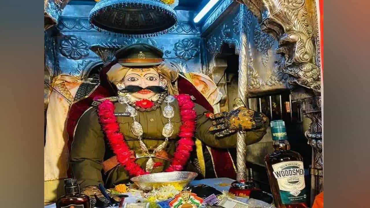ಪೊಲೀಸ್​ ಅವತಾರದ ಮೂಲಕ ಭಕ್ತರಿಗೆ ದರ್ಶನ ನೀಡಿದ ಕಾಶಿಯ ಕೊತ್ವಾಲ 'ಬಾಬಾ ಕಾಲಭೈರವ'