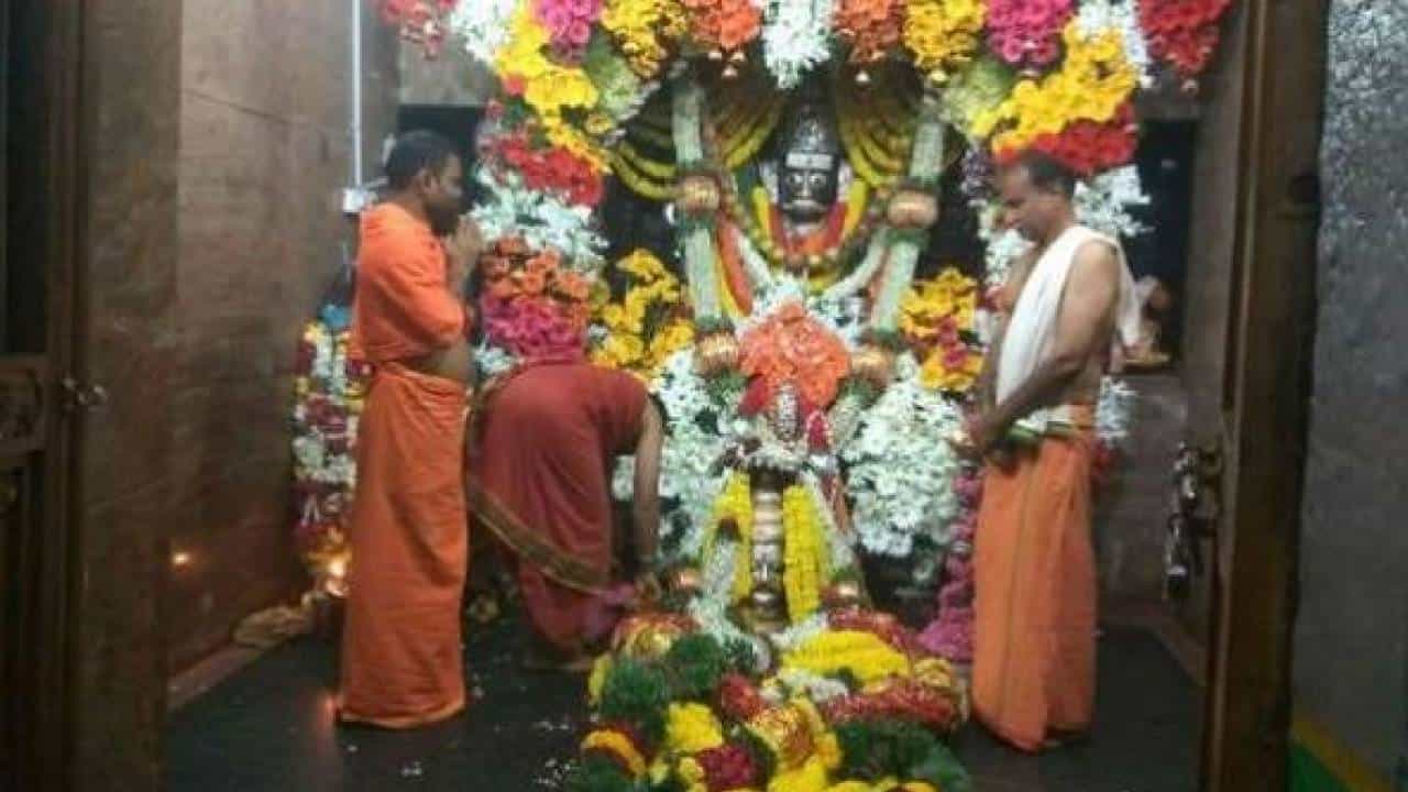 ಐತಿಹಾಸಿಕ ಮೈಲಾರಲಿಂಗೇಶ್ವರ ಜಾತ್ರೆಗೆ ಭಕ್ತರಿಗೆ ನಿರ್ಬಂಧ ; ಸರಳ ಕಾರ್ಣಿಕ ಆಚರಣೆಗೆ ನಿರ್ಧಾರ ಐತಿಹಾಸಿಕ ಮೈಲಾರಲಿಂಗೇಶ್ವರ ಜಾತ್ರೆಗೆ ಭಕ್ತರಿಗೆ ನಿರ್ಬಂಧ ; ಸರಳ ಕಾರ್ಣಿಕ ಆಚರಣೆಗೆ ನಿರ್ಧಾರ