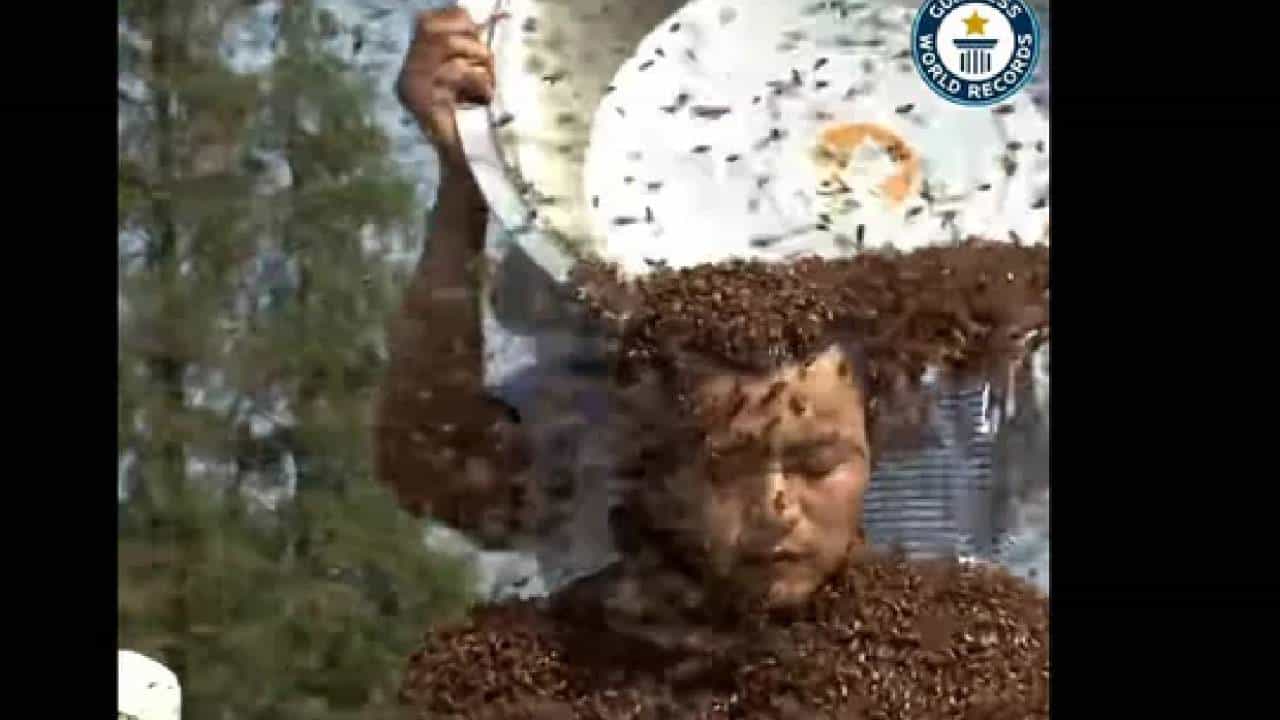 Viral Video: 63.7 ಕೆಜಿ ಜೇನುನೊಣಗಳನ್ನು ಮೈಮೇಲೆ ಬಿಟ್ಟುಕೊಂಡು ದಾಖಲೆ ನಿರ್ಮಿಸಿದ ವ್ಯಕ್ತಿ Viral Video: 63.7 ಕೆಜಿ ಜೇನುನೊಣಗಳನ್ನು ಮೈಮೇಲೆ ಬಿಟ್ಟುಕೊಂಡು ದಾಖಲೆ ನಿರ್ಮಿಸಿದ ವ್ಯಕ್ತಿ