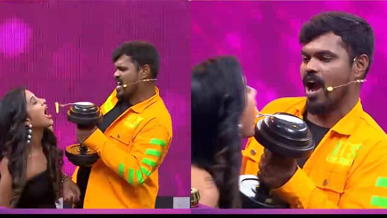 ನಟಿಗೆ ಡಂಬೆಲ್ನಲ್ಲಿ ಹಣ್ಣು ತಿನ್ನಿಸೋಕೆ ಹೋಗಿ ಪೇಚಿಗೆ ಸಿಲುಕಿದ ಮಂಜು ಪಾವಗಡ; ಇಲ್ಲಿದೆ ವಿಡಿಯೋ ನಟಿಗೆ ಡಂಬೆಲ್ನಲ್ಲಿ ಹಣ್ಣು ತಿನ್ನಿಸೋಕೆ ಹೋಗಿ ಪೇಚಿಗೆ ಸಿಲುಕಿದ ಮಂಜು ಪಾವಗಡ; ಇಲ್ಲಿದೆ ವಿಡಿಯೋ