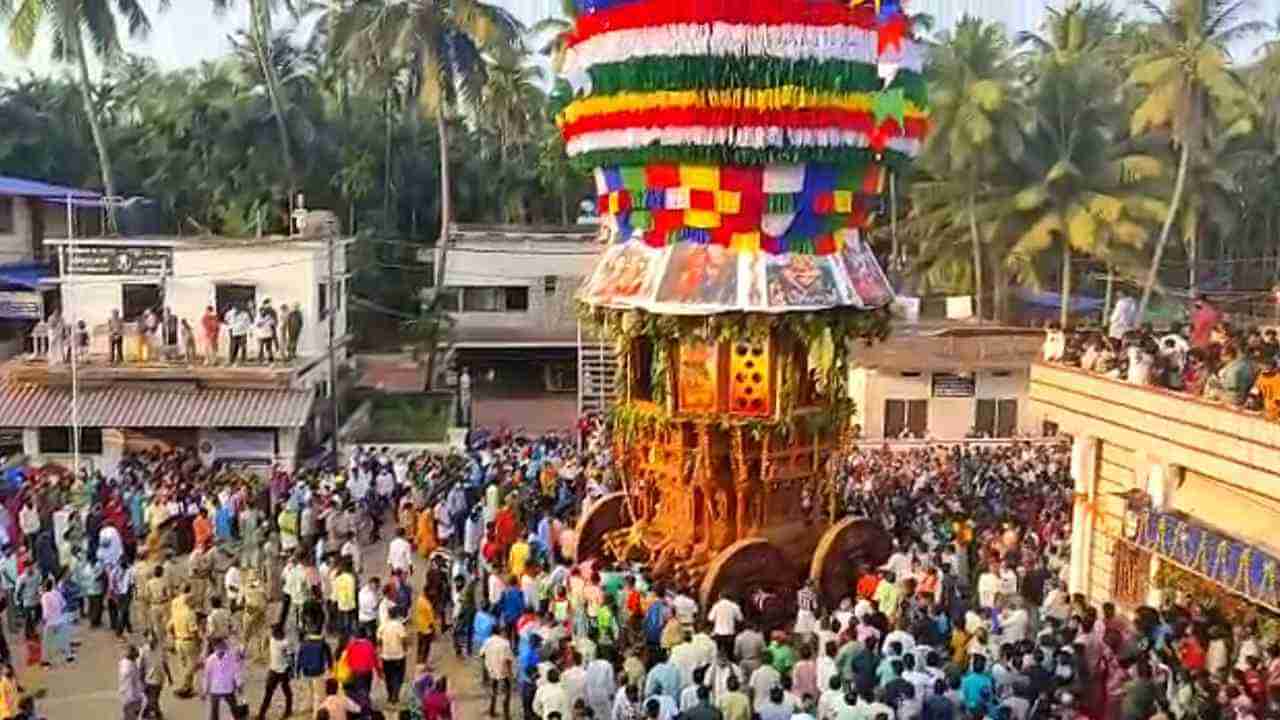 ಮುರುಡೇಶ್ವರ ಕ್ಷೇತ್ರದಲ್ಲಿ ಸಂಭ್ರಮದ ಜಾತ್ರಾ ಮಹೋತ್ಸವ; ಕೊವಿಡ್ ನಿಯಮ ಉಲ್ಲಂಘಿಸಿ ಸಾವಿರಾರು ಮಂದಿ ಜಾತ್ರೆಯಲ್ಲಿ ಭಾಗಿ