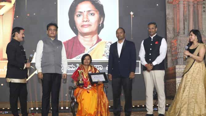 ಇಸ್ರೋ ವಿಜ್ಞಾನಿ ಎಂ.ವಿ ರೂಪಾ ಅವರನ್ನು ಟಿವಿ9 ನವನಕ್ಷತ್ರ ಕಾರ್ಯಕ್ರಮದಲ್ಲಿ ಸನ್ಮಾನಿಸಲಾಯಿತು