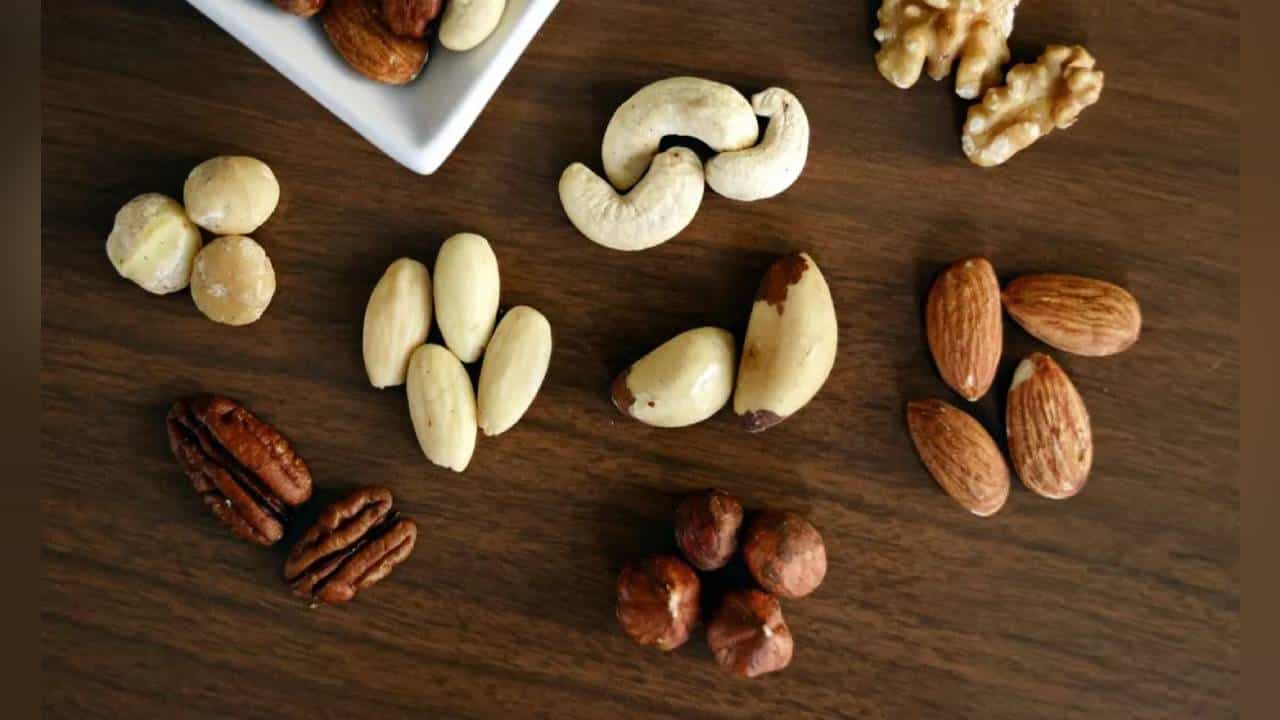 Diet Tips: ಪ್ರತಿದಿನ ಸೇವಿಸುವ ಆಹಾರದ ಪಟ್ಟಿಯಲ್ಲಿ ಈ ಪೋಷಕಾಂಶಗಳನ್ನು ಸೇರಿಸಿಕೊಳ್ಳಿ Diet Tips: ಪ್ರತಿದಿನ ಸೇವಿಸುವ ಆಹಾರದ ಪಟ್ಟಿಯಲ್ಲಿ ಈ ಪೋಷಕಾಂಶಗಳನ್ನು ಸೇರಿಸಿಕೊಳ್ಳಿ