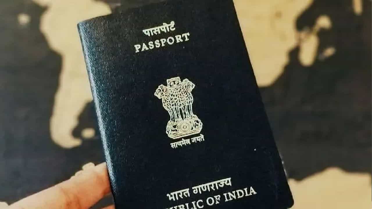 E- Passports: ಮೈಕ್ರೋಚಿಪ್ನೊಂದಿಗೆ ಭಾರತದಲ್ಲಿ ಪರಿಚಯ ಆಗಲಿದೆ ಇ-ಪಾಸ್ಪೋರ್ಟ್; ಏನಿದರ ವೈಶಿಷ್ಟ್ಯ, ಹೇಗೆ ವಿಭಿನ್ನ? E- Passports: ಮೈಕ್ರೋಚಿಪ್ನೊಂದಿಗೆ ಭಾರತದಲ್ಲಿ ಪರಿಚಯ ಆಗಲಿದೆ ಇ-ಪಾಸ್ಪೋರ್ಟ್; ಏನಿದರ ವೈಶಿಷ್ಟ್ಯ, ಹೇಗೆ ವಿಭಿನ್ನ?