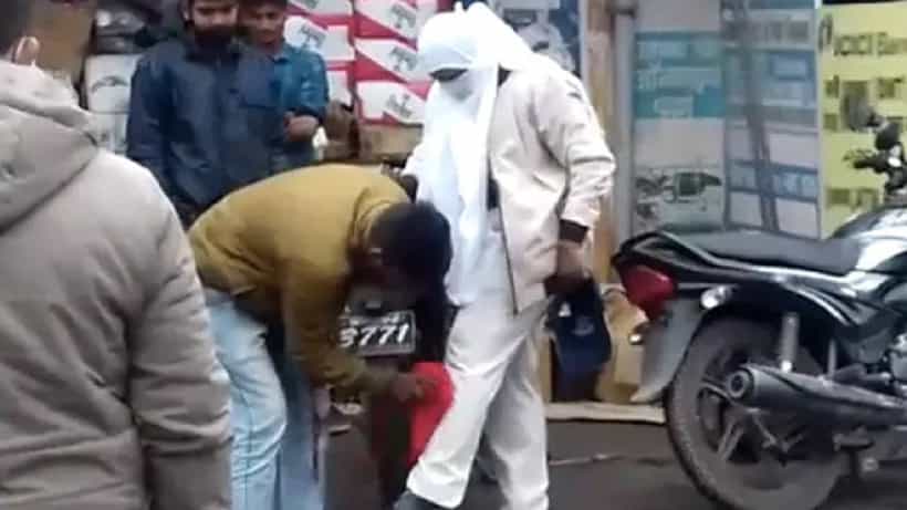 ಮಧ್ಯಪ್ರದೇಶ: ಸಾರ್ವಜನಿಕವಾಗಿ ವ್ಯಕ್ತಿಯ ಬಳಿ ಪ್ಯಾಂಟ್ ಸ್ವಚ್ಛಗೊಳಿಸಿಕೊಂಡ ಮಹಿಳಾ ಪೊಲೀಸ್ ಅಧಿಕಾರಿ