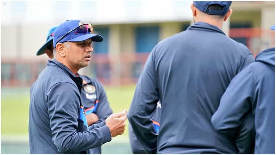 ಟೀಂ ಇಂಡಿಯಾದ ಕ್ರಿಕೆಟ್ ಅಭಿಮಾನಿಗಳು ಇಂದು ಮುಖ್ಯ ಕೋಚ್ ರಾಹುಲ್ ದ್ರಾವಿಡ್ ಹುಟ್ಟುಹಬ್ಬವನ್ನು ಆಚರಿಸುತ್ತಿದ್ದಾರೆ. ದಿ ವಾಲ್ ಎಂದೇ ಖ್ಯಾತರಾಗಿರುವ ದ್ರಾವಿಡ್ ಇಂದು 49ನೇ ವಸಂತಕ್ಕೆ ಕಾಲಿಟ್ಟಿದ್ದಾರೆ. ಟೀಂ ಇಂಡಿಯಾ ಮೂರನೇ ಹಾಗೂ ನಿರ್ಣಾಯಕ ಟೆಸ್ಟ್ ಪಂದ್ಯವನ್ನಾಡುತ್ತಿರುವ ಕೇಪ್ ಟೌನ್ನಲ್ಲಿ ತಂಡದೊಂದಿಗೆ ದ್ರಾವಿಡ್ ಹುಟ್ಟುಹಬ್ಬ ಆಚರಿಸಿಕೊಳ್ಳಲಿದ್ದಾರೆ. ಅಂದಹಾಗೆ, ಹುಟ್ಟುಹಬ್ಬದ ದಿನವೇ ನಾಯಕ ವಿರಾಟ್ ಕೊಹ್ಲಿ ರಾಹುಲ್ ದ್ರಾವಿಡ್ಗೆ ಅದ್ಭುತ 'ಉಡುಗೊರೆ' ನೀಡಿದ್ದಾರೆ.