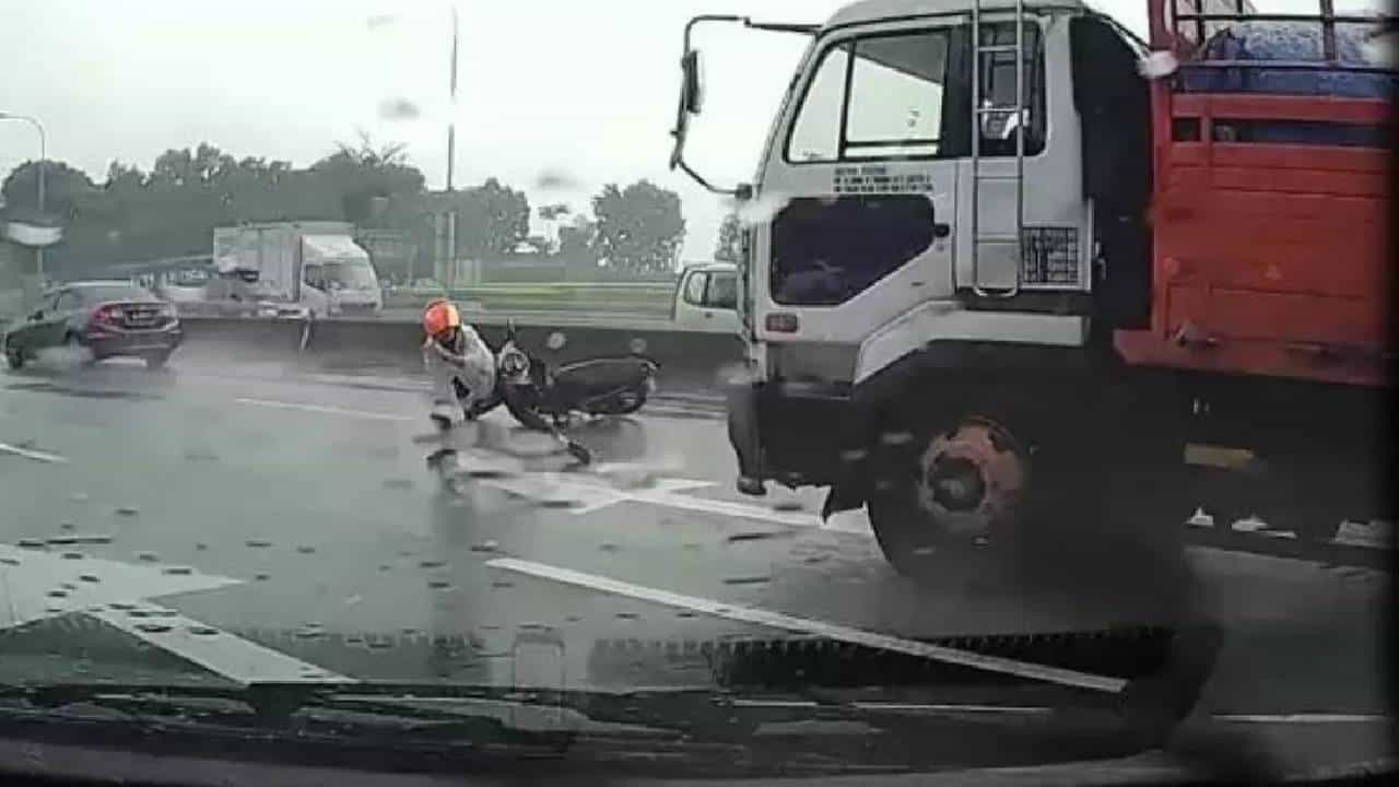 Viral Video; ಹೈವೇನಲ್ಲಿ ಬಿದ್ದ ಬೈಕ್ ಸವಾರ; ಕೂದಲೆಳೆ ಅಂತರದಿಂದ ಪಾರು Viral Video; ಹೈವೇನಲ್ಲಿ ಬಿದ್ದ ಬೈಕ್ ಸವಾರ; ಕೂದಲೆಳೆ ಅಂತರದಿಂದ ಪಾರು