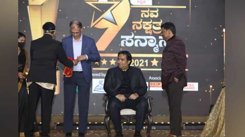 ಝೀರೋಧ ಷೇರು ಬ್ರೋಕರೇಜ್ ಕಂಪನಿಯ ಸಲ್ಮಾನ್ ಖುರೇಶಿ ಅವರು ನವನಕ್ಷತ್ರ ಕಾರ್ಯಕ್ರಮದಲ್ಲಿ ಭಾಗವಹಿಸಿದ ಸಂದರ್ಭ.