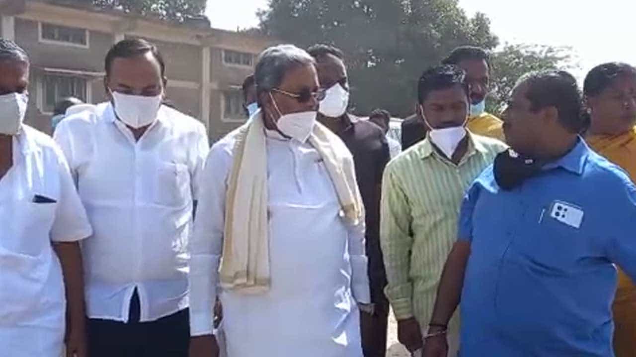 ಬಾದಾಮಿಯಲ್ಲಿ ಕಾಲಿಗೆ ಶೂ ಧರಿಸಿ ಭೂಮಿ ಪೂಜೆ ನೆರವೇರಿಸಿದ ವಿಪಕ್ಷ ನಾಯಕ ಸಿದ್ದರಾಮಯ್ಯ ಬಾದಾಮಿಯಲ್ಲಿ ಕಾಲಿಗೆ ಶೂ ಧರಿಸಿ ಭೂಮಿ ಪೂಜೆ ನೆರವೇರಿಸಿದ ವಿಪಕ್ಷ ನಾಯಕ ಸಿದ್ದರಾಮಯ್ಯ