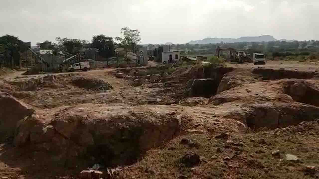 Stone Crusher Quarry: ಸ್ಟೋನ್ ಕ್ರಷರ್ ಕ್ವಾರಿಯಲ್ಲಿ ಬ್ಲಾಸ್ಟ್, ಕೆಲ ರೈತರಿಗೆ ಗಾಯ Stone Crusher Quarry: ಸ್ಟೋನ್ ಕ್ರಷರ್ ಕ್ವಾರಿಯಲ್ಲಿ ಬ್ಲಾಸ್ಟ್, ಕೆಲ ರೈತರಿಗೆ ಗಾಯ