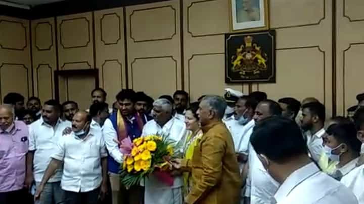 ಬೆಂಗಳೂರು: ವಿಧಾನ ಪರಿಷತ್ ಸದಸ್ಯರಾಗಿ ಸೂರಜ್ ರೇವಣ್ಣ ಪ್ರಮಾಣ ವಚನ ಸ್ವೀಕಾರ ಬೆಂಗಳೂರು: ವಿಧಾನ ಪರಿಷತ್ ಸದಸ್ಯರಾಗಿ ಸೂರಜ್ ರೇವಣ್ಣ ಪ್ರಮಾಣ ವಚನ ಸ್ವೀಕಾರ