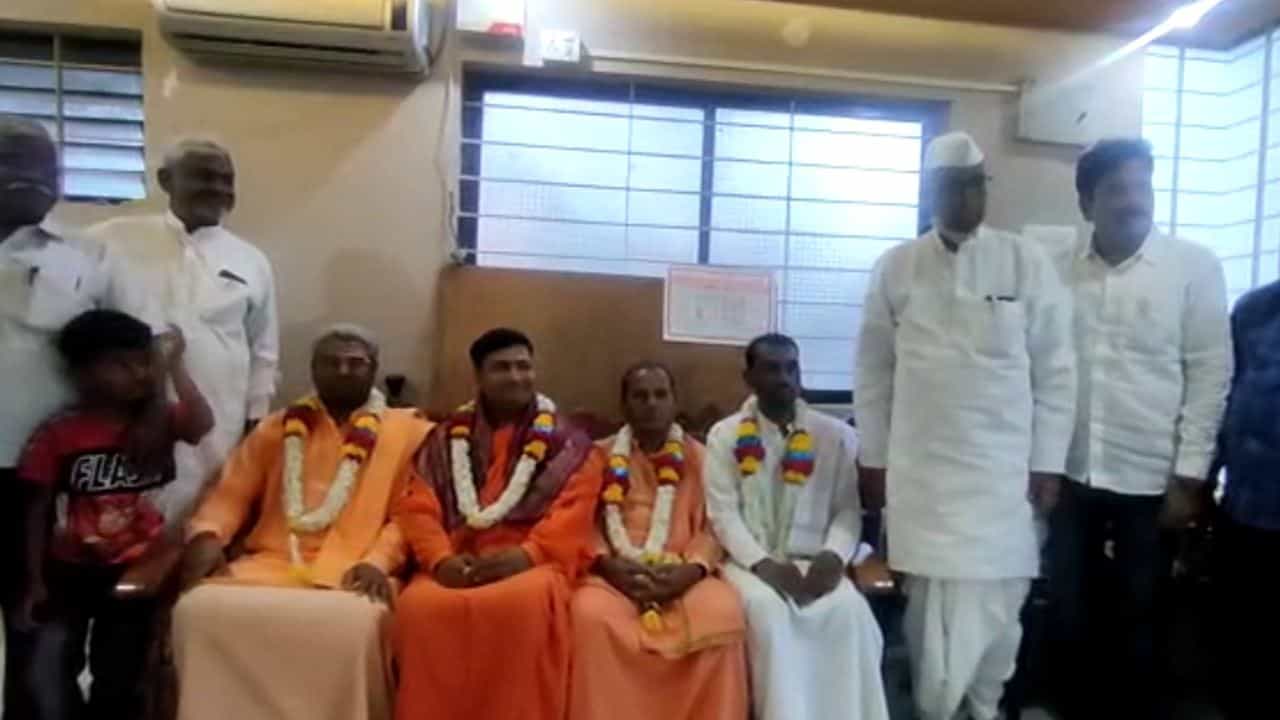 ಹುಬ್ಬಳ್ಳಿ: ಪಂಚಮಸಾಲಿ ಸಮಾಜದ ಮೂರನೇ ಪೀಠ ಸ್ಥಾಪನೆಗೆ ಸ್ವಾಗತ ಕೋರಿದ ಮಠಾಧೀಶರರು ಹುಬ್ಬಳ್ಳಿ: ಪಂಚಮಸಾಲಿ ಸಮಾಜದ ಮೂರನೇ ಪೀಠ ಸ್ಥಾಪನೆಗೆ ಸ್ವಾಗತ ಕೋರಿದ ಮಠಾಧೀಶರರು
