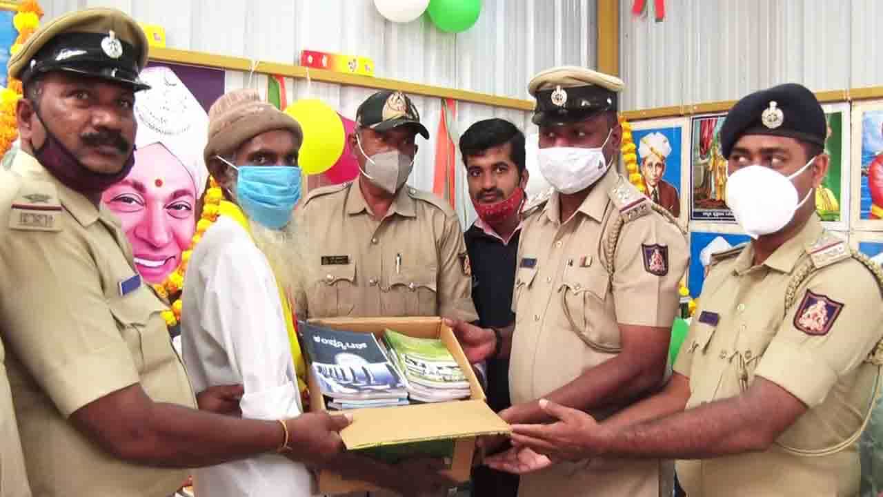 ಈಡೇರದ ಸರ್ಕಾರಿ ಭರವಸೆ: ನೊಂದು ತಾವೇ ವೆಚ್ಚ ಭರಿಸಿ ಗ್ರಂಥಾಲಯ ಉದ್ಘಾಟನೆ ಮಾಡಿ ಕನ್ನಡ ಪ್ರೇಮ ಹೆಚ್ಚಿಸಿದ ಸೈಯದ್ ಇಸಾಕ್ ಈಡೇರದ ಸರ್ಕಾರಿ ಭರವಸೆ: ನೊಂದು ತಾವೇ ವೆಚ್ಚ ಭರಿಸಿ ಗ್ರಂಥಾಲಯ ಉದ್ಘಾಟನೆ ಮಾಡಿ ಕನ್ನಡ ಪ್ರೇಮ ಹೆಚ್ಚಿಸಿದ ಸೈಯದ್ ಇಸಾಕ್