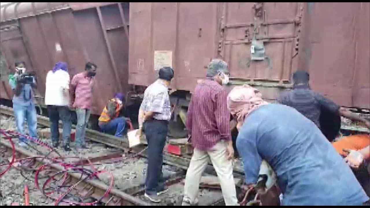 ಕೇರಳದ ಆಲುವಾ ರೈಲು ನಿಲ್ದಾಣದಲ್ಲಿ ಹಳಿತಪ್ಪಿದ ಗೂಡ್ಸ್ ರೈಲು; 11 ರೈಲುಗಳು ರದ್ದು ಕೇರಳದ ಆಲುವಾ ರೈಲು ನಿಲ್ದಾಣದಲ್ಲಿ ಹಳಿತಪ್ಪಿದ ಗೂಡ್ಸ್ ರೈಲು; 11 ರೈಲುಗಳು ರದ್ದು