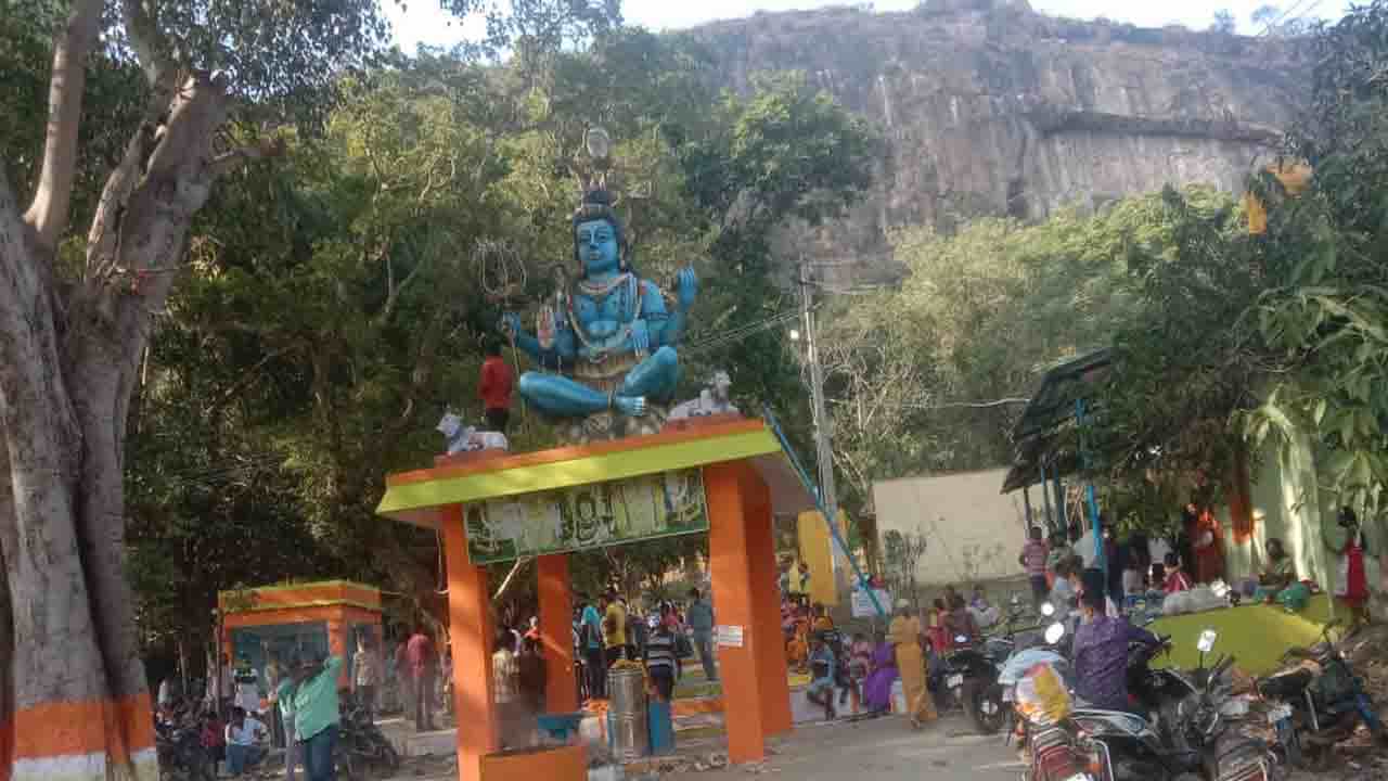 ಜಾತ್ರೆ ರದ್ದಾದ್ರೂ ದೇವರಿಗೆ ಮದ್ಯ ನೈವೇದ್ಯ ಮಾಡಿ ತೀರ್ಥ ರೂಪದಲ್ಲಿ ಮದ್ಯ ಸೇವಿಸಿದ ಭಕ್ತರು