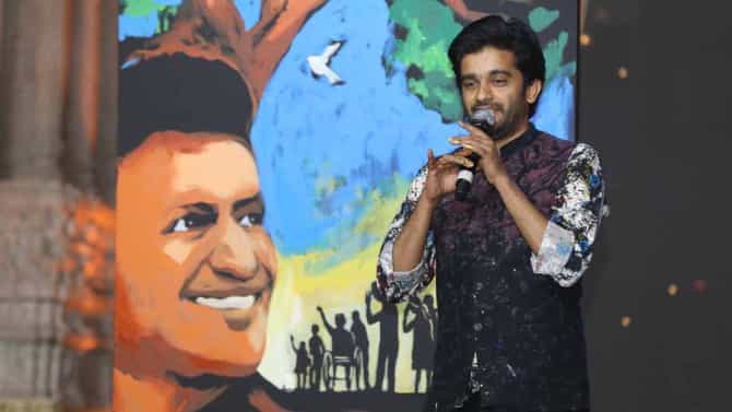 ಟಿವಿ9 ನವನಕ್ಷತ್ರ ಕಾರ್ಯಕ್ರಮದಲ್ಲಿ ವೇಗದ ಚಿತ್ರಕಾರ ವಿಲಾಸ್​ ನಾಯಕ್​ ಕುಂಚದಲ್ಲಿ ಮೂಡಿದ ಪುನೀತ್​ ರಾಜಕುಮಾರ್ ಭಾವಚಿತ್ರ
