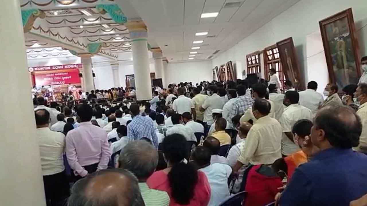ಜನರಿಗೊಂದು ನ್ಯಾಯ-ಶಾಸಕರಿಗೊಂದು ನ್ಯಾಯ; ವಿಧಾನ ಸೌಧದಲ್ಲಿ ಜನ ಗುಂಪು ಸೇರಿರುವ ಬಗ್ಗೆ ಡಿಕೆ ಶಿವಕುಮಾರ್ ಆಕ್ರೋಶ ಜನರಿಗೊಂದು ನ್ಯಾಯ-ಶಾಸಕರಿಗೊಂದು ನ್ಯಾಯ; ವಿಧಾನ ಸೌಧದಲ್ಲಿ ಜನ ಗುಂಪು ಸೇರಿರುವ ಬಗ್ಗೆ ಡಿಕೆ ಶಿವಕುಮಾರ್ ಆಕ್ರೋಶ