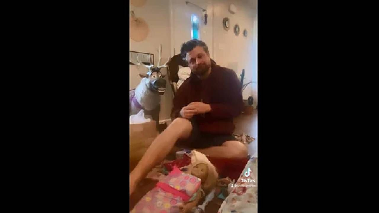 ಪತ್ನಿಯ ಪ್ರೀತಿಯ ಗಿಫ್ಟ್ ನೋಡಿ ಕಣ್ಣೀರು ಹಾಕಿದ ಪತಿ: ವೀಡಿಯೋ ವೈರಲ್ ಪತ್ನಿಯ ಪ್ರೀತಿಯ ಗಿಫ್ಟ್ ನೋಡಿ ಕಣ್ಣೀರು ಹಾಕಿದ ಪತಿ: ವೀಡಿಯೋ ವೈರಲ್