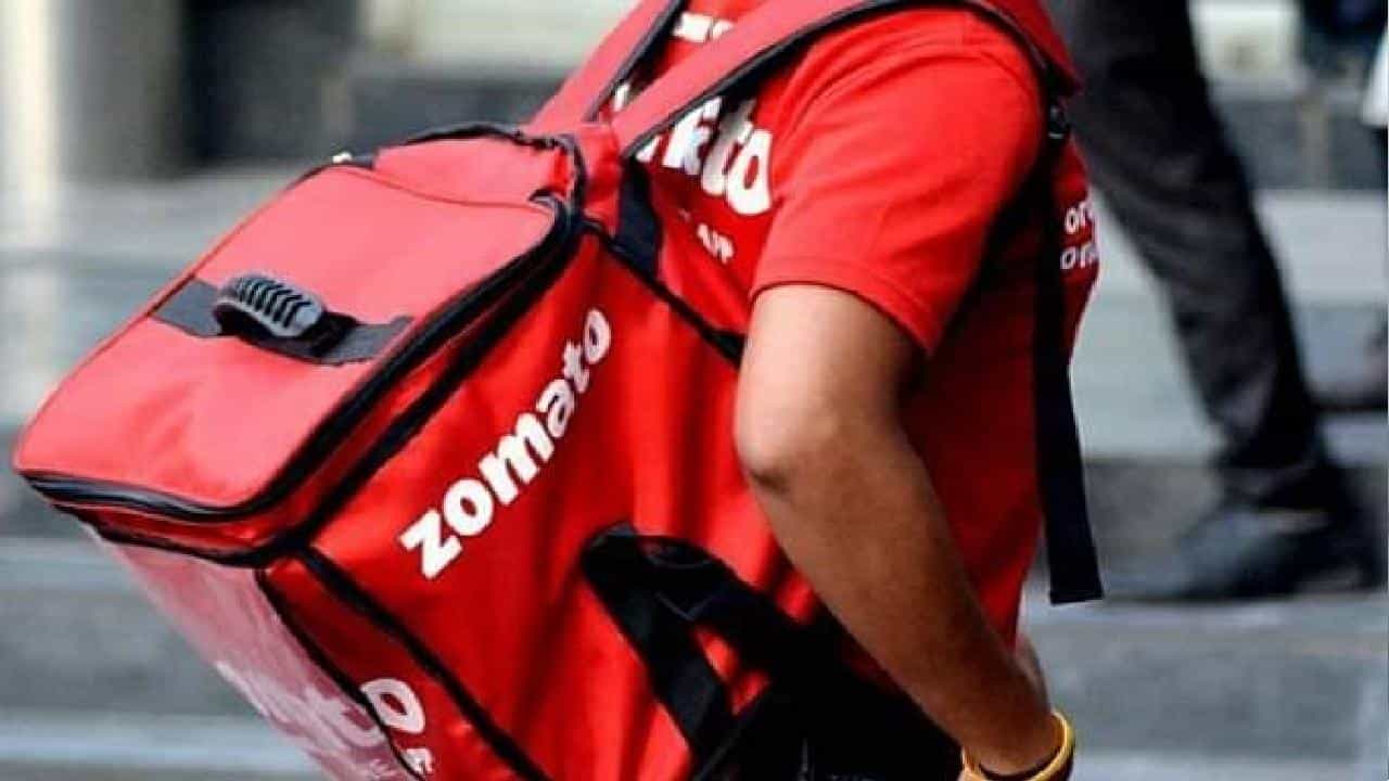 Zomato Shares: ಲಿಸ್ಟಿಂಗ್ಗಿಂತ ಕೆಳಗೆ ಇಳಿದ ಝೊಮ್ಯಾಟೋ ಷೇರು ಬೆಲೆ; ಮಾರುಕಟ್ಟೆ ಬಂಡವಾಳ ಮೌಲ್ಯ 1 ಲಕ್ಷ ಕೋಟಿಗೂ ಕಡಿಮೆ Zomato Shares: ಲಿಸ್ಟಿಂಗ್ಗಿಂತ ಕೆಳಗೆ ಇಳಿದ ಝೊಮ್ಯಾಟೋ ಷೇರು ಬೆಲೆ; ಮಾರುಕಟ್ಟೆ ಬಂಡವಾಳ ಮೌಲ್ಯ 1 ಲಕ್ಷ ಕೋಟಿಗೂ ಕಡಿಮೆ