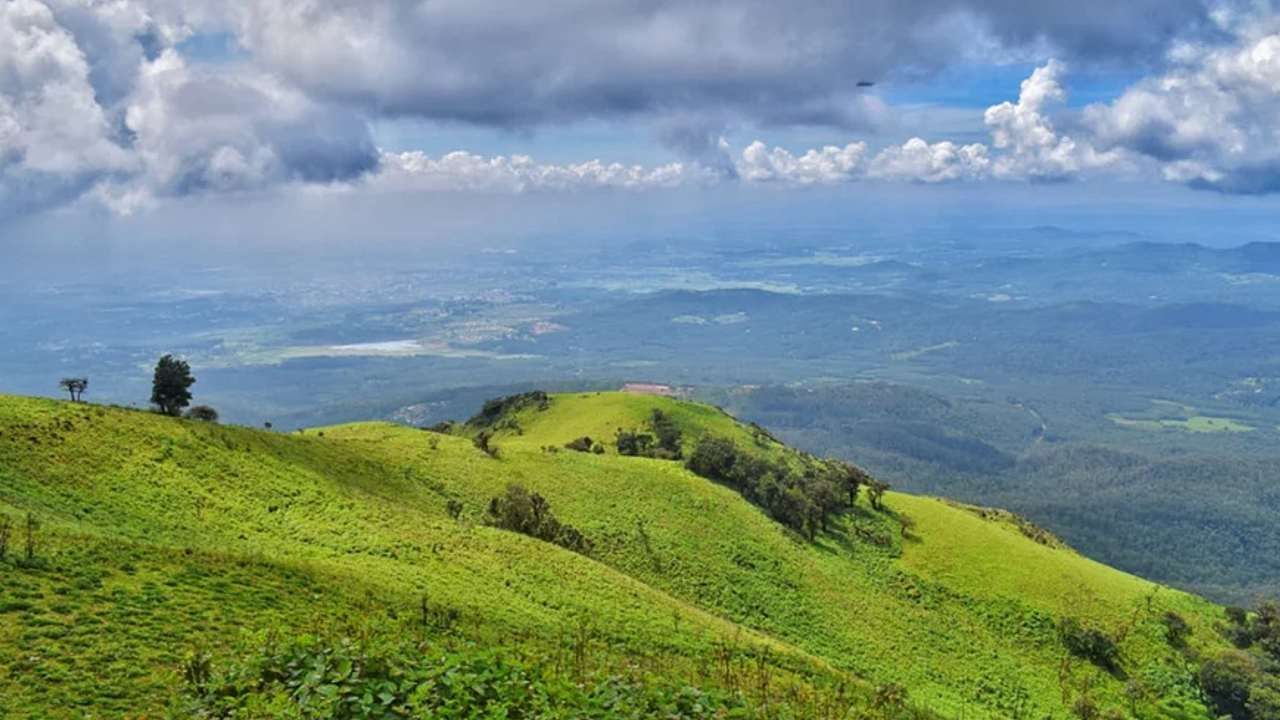 ಕರ್ನಾಟಕದಲ್ಲಿರುವ ಕೊಡಗನ್ನು ಭಾರತದ ಸ್ಕಾಟ್ಲೆಂಡ್ ಎಂದೂ ಕರೆಯುತ್ತಾರೆ. ಇಲ್ಲಿನ ಮೋಡ ಕವಿದ ವಾತಾವರಣ, ಹಸಿರಿನಿಂದ ಕೂಡಿದ ಪರಿಸರ, ಮಂಜಿನಿಂದ ಕೂಡಿದ ನೋಟವು ತುಂಬಾ ಸುಂದರವಾಗಿರುತ್ತದೆ. ನಿಮ್ಮ ಸಂಗಾತಿಯೊಂದಿಗೆ ನೀವು ಇಲ್ಲಿ ರೋಮ್ಯಾಂಟಿಕ್ ಕ್ಷಣಗಳನ್ನು ಕಳೆಯಬಹುದು. ಇಲ್ಲಿನ ಪಕ್ಷಿಸಂಕುಲ ಮತ್ತು ಶ್ರೀಗಂಧದ ಕಾಡಿನಲ್ಲಿ ನೀವು ವಿಶೇಷ ಅನುಭವ ಪಡೆಯಬಹುದು.