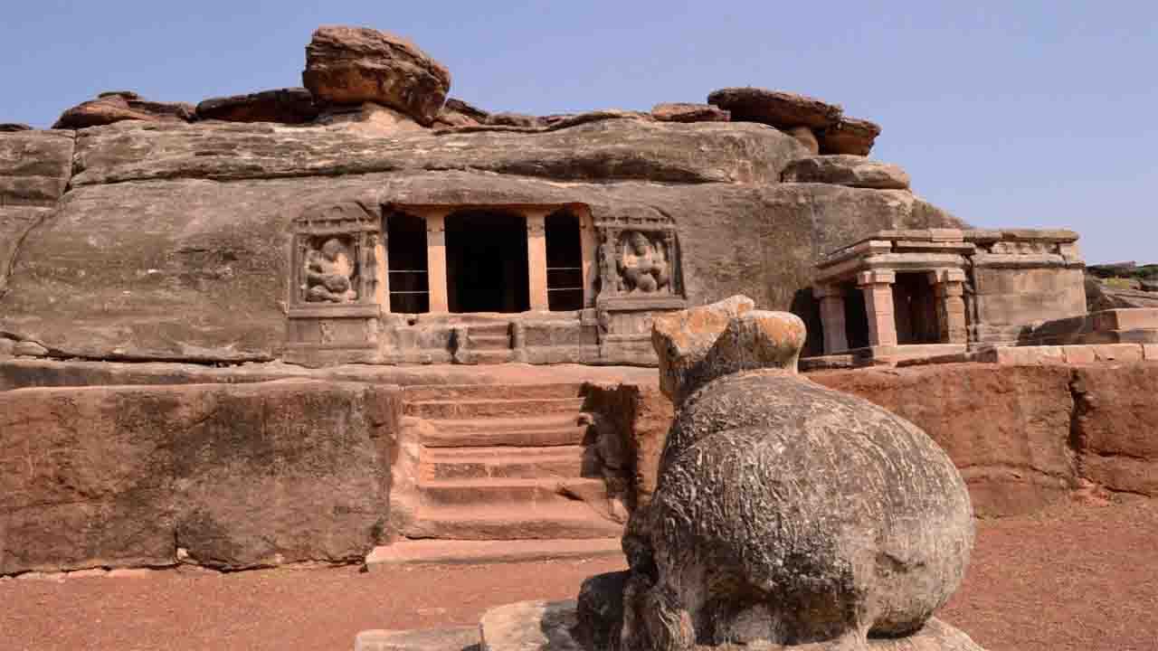 ಐಹೊಳೆ ಗುಹೆ ದೇವಾಲಯ(Aihole Cave Temple): ಬಾಗಲಕೋಟೆಯಲ್ಲಿರುವ ಐಹೊಳೆಯಲ್ಲಿ ಈ ಗುಹೆ ದೇವಾಲಯವಿದೆ. ಇಲ್ಲಿ ಕಂಡುಬರುವ ಹೆಚ್ಚಿನ ಸ್ಮಾರಕಗಳು ಮತ್ತು ಶಿಲ್ಪಗಳು 12 ನೇ ಶತಮಾನದಷ್ಟು ಹಳೆಯವು. ಮಲಪ್ರಭ ಕಣಿವೆಯಲ್ಲಿ ಹಲವಾರು ಗುಹೆ ದೇವಾಲಯಗಳಿವೆ. ಇಲ್ಲಿನ ಅನೇಕ ದೇವಾಲಯಗಳನ್ನು ಅವುಗಳ ಮೂಲ ರೂಪದಲ್ಲಿ ಕಾಣಲಾಗದಿದ್ದರೂ, ಇದು ಇತಿಹಾಸ ಪ್ರಿಯರಿಗೆ ಇನ್ನೂ ಪ್ರಮುಖ ಆಕರ್ಷಣೆಯಾಗಿದೆ.