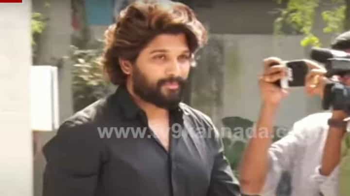 ಕಂಠೀರವ ಸ್ಟುಡಿಯೋ ಹೊರಗೆ ‘ಪುಷ್ಪ’ ಘೋಷಣೆ; ಅಲ್ಲು ಅರ್ಜುನ್ ನೋಡೋಕೆ ಅಭಿಮಾನಿಗಳ ದಂಡು ಕಂಠೀರವ ಸ್ಟುಡಿಯೋ ಹೊರಗೆ ‘ಪುಷ್ಪ’ ಘೋಷಣೆ; ಅಲ್ಲು ಅರ್ಜುನ್ ನೋಡೋಕೆ ಅಭಿಮಾನಿಗಳ ದಂಡು