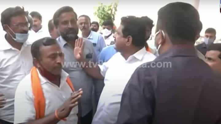 ಸಚಿವ ನಾರಾಯಣಗೌಡ ಬಗ್ಗೆ ಹಗುರವಾಗಿ ಮಾತಾಡಿದ ವ್ಯಕ್ತಿಯನ್ನು ಬಿಜೆಪಿ ಕಾರ್ಯಕರ್ತರು ತಳ್ಳಾಡಿದರು! ಸಚಿವ ನಾರಾಯಣಗೌಡ ಬಗ್ಗೆ ಹಗುರವಾಗಿ ಮಾತಾಡಿದ ವ್ಯಕ್ತಿಯನ್ನು ಬಿಜೆಪಿ ಕಾರ್ಯಕರ್ತರು ತಳ್ಳಾಡಿದರು!
