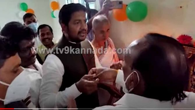 ಕಟ್ಟಡವೊಂದನ್ನು ಉದ್ಘಾಟಿಸಲು ಶಾಲಾ ಮಕ್ಕಳಂತೆ ಕಚ್ಚಾಡಿದರು ಸಚಿವ ಎಮ್ಟಿಬಿ ನಾಗರಾಜ್ ಮತ್ತು ಶಾಸಕ ಶರತ್ ಬಚ್ಚೇಗೌಡ! ಕಟ್ಟಡವೊಂದನ್ನು ಉದ್ಘಾಟಿಸಲು ಶಾಲಾ ಮಕ್ಕಳಂತೆ ಕಚ್ಚಾಡಿದರು ಸಚಿವ ಎಮ್ಟಿಬಿ ನಾಗರಾಜ್ ಮತ್ತು ಶಾಸಕ ಶರತ್ ಬಚ್ಚೇಗೌಡ!